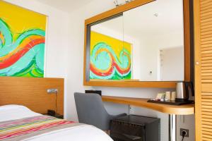 Postel nebo postele na pokoji v ubytování Best Western Arcachon Le Port