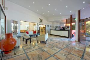 a lobby with a vase on the floor at Zodiaco in Quarteira