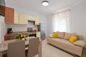 Kuchyň nebo kuchyňský kout v ubytování Apartments Ena