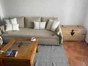 sala de estar con sofá y mesa de centro en Apartamento Casa Valero, en Rubielos de Mora