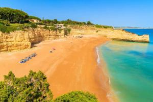 uma vista aérea de uma praia com guarda-sóis em Casa Coriska no Algoz