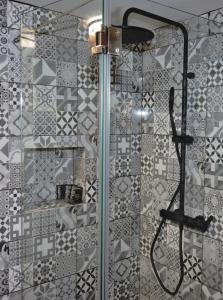 y baño con ducha y puerta de cristal. en Casa Coriska, en Algoz