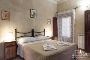 Un dormitorio con una cama con dos platos. en Mugello Vacanze Appartamenti Indipendenti, en Scarperia