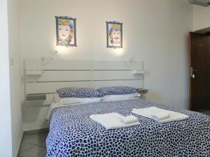 1 dormitorio con 1 cama con 2 toallas en Morfeo B&B, en Taormina