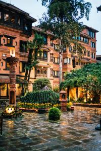 een groot gebouw met een fontein ervoor bij The Dwarika's Hotel in Kathmandu