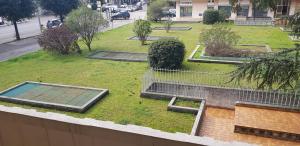 vista aerea su un parco con piscina di Appartamento San Miguel a Pasian di Prato