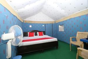 a bedroom with a bed in a tent at Flavours Restaurant And Resort "A unit of Sidhbali Restaurant", Dugadda in Lansdowne