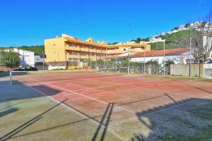 Tenis alebo squash v ubytovaní VACAY Apartamento Fanny, a pie de playa, en la Costa brava, L'Escala! alebo jeho okolí
