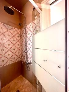 łazienka z prysznicem i szklanymi drzwiami w obiekcie RoofTop Apartement - Quartier Croisette - Esc'Appart w Cannes +25 zdjęć
