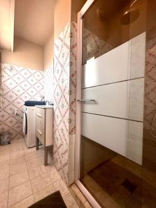 łazienka z prysznicem i szklanymi drzwiami w obiekcie RoofTop Apartement - Quartier Croisette - Esc'Appart w Cannes