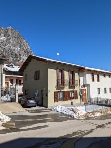 ein Haus mit einem davor geparkt in der Unterkunft CONSTANCIA TRATTORIA in Valdieri