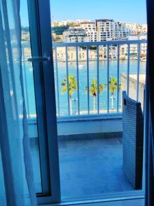 una ventana de hotel con vistas al océano en SouthShore Accommodation en Marsaskala