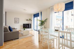TV a/nebo společenská místnost v ubytování Lucas House Apartments by Sitges Group