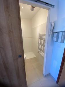 baño con aseo y puerta abierta en Clair Soleil, en Balaruc-les-Bains