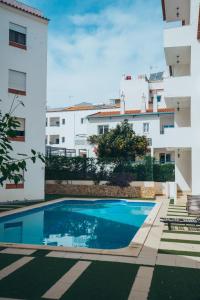 a swimming pool in front of a building at Apartamento Deluxe Oldtown 30 by Umbral in Albufeira