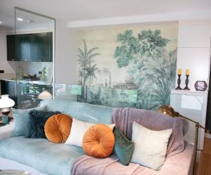 Luxury Singular Villa Canelas في سانكسينكسو: غرفة معيشة مع أريكة زرقاء مع وسائد