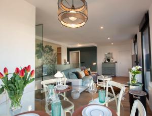 un soggiorno con tavolo, sedie e divano di Luxury Singular Villa Canelas a Sanxenxo