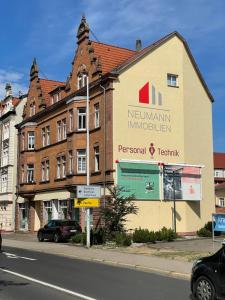 un edificio con un letrero al lado de una calle en Zentral gelegene DG-Wohnung mit 4 Schlafzimmern, en Eisenach