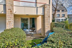 een huis met twee heggen in de voortuin bij Joli appartement avec terrasse a Fouesnant pour deux! in Fouesnant