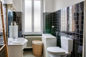 a bathroom with a toilet and a sink at À 600m de la plage, maison pour 6 avec terrasse in Le Guilvinec +10 photos