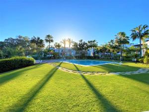 Vonkajšia záhrada v ubytovaní Breathtaking apartment, Paradise Palm View Marbella