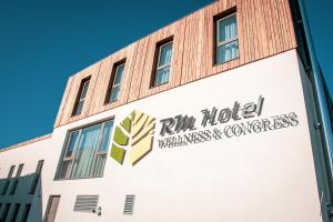 un edificio con el cartel del hotel en marcha en RM Hotel wellness&congress en Prievidza