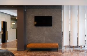 TV a/nebo společenská místnost v ubytování Nestos Hotel