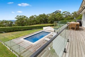 een terras met een zwembad bovenop een huis bij Carinya Arthurs Seat in Arthurs Seat