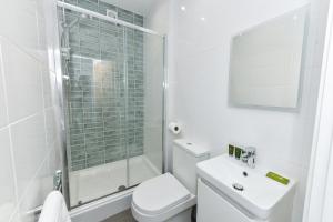 een badkamer met een toilet, een douche en een wastafel bij Claude House - charming 4Bedroom Home in Nottingham