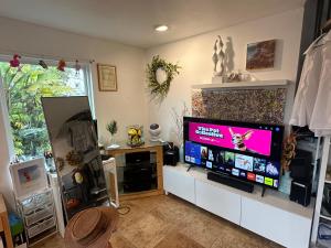 ein Wohnzimmer mit einem Flachbild-TV auf der Theke in der Unterkunft Del Mar townhouse by Torrey Pines Beach in San Diego