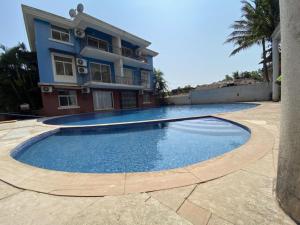 una gran piscina frente a una casa en Genesis Leisure - Charming home-stays near Anjuna, Vagator & Assagao en Anjuna