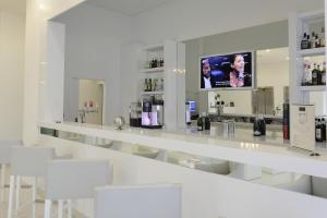 Salon ili bar u objektu Kyriad Prestige Perpignan Centre del Mon