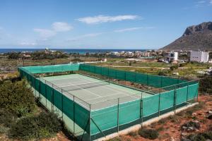 Tenis alebo squash v ubytovaní Villa Gardenia, villa de luxe avec piscine à débordement alebo jeho okolí