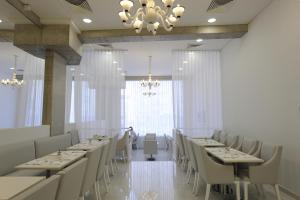 Гостиная зона в Kyriad Prestige Perpignan Centre Gare