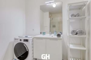 baño blanco con lavadora y lavamanos en Le Season - Bel appartement - Proche Disney & Paris RER E en Villiers-sur-Marne