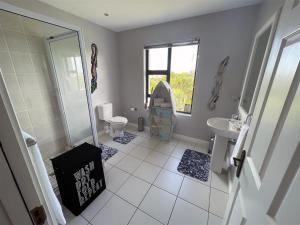 ein Badezimmer mit Toilette und Waschbecken in der Unterkunft San Lukas Guest Apartment in St Francis Bay + 31 Fotos