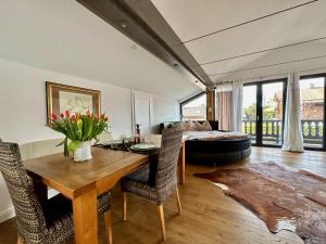 a living room with a table and chairs and a bed at Appartment Via Claudia in Schongau