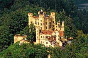 un gran castillo en la cima de una colina en Appartment Via Claudia, en Schongau