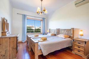 1 dormitorio con 2 camas y ventana en Apartamento Corcovada by Umbral, en Albufeira