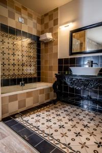 La salle de bains est pourvue d'une baignoire et d'un lavabo. dans l'établissement Country Villa - Ella Sun, à Eilat