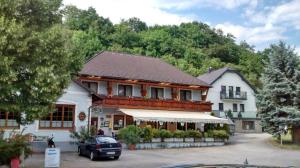 a building with a car parked in front of it at Gasthof Dürregger in Leiben