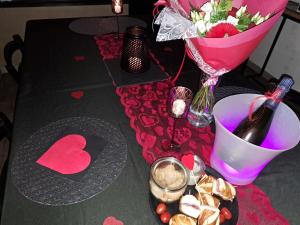 einen Tisch mit einem Valentinstag-Tisch mit Herz drauf in der Unterkunft O LOFT in Audincourt