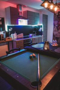 - une cuisine avec un billard au milieu dans l'établissement O LOFT, à Audincourt