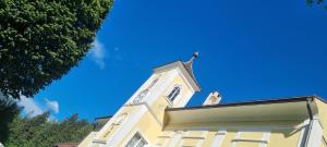 un campanario de la iglesia con un cielo azul en el fondo en Turmhaus Trieben Wohnung 1 en Trieben