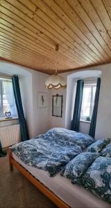 1 dormitorio con 1 cama con sábanas azules y ventanas en Turmhaus Trieben Wohnung 1 en Trieben