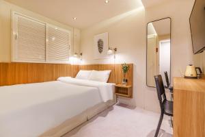 Un pat sau paturi într-o cameră la Hotel Less Seoul