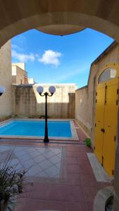 Bazén v ubytování Qala Bed&Breakfast with swimming pool - IL-Wenniessa nebo v jeho okolí