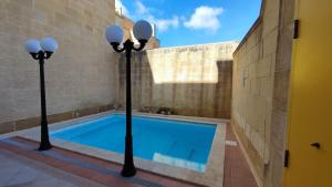Bazén v ubytování Qala Bed&Breakfast with swimming pool - IL-Wenniessa nebo v jeho okolí