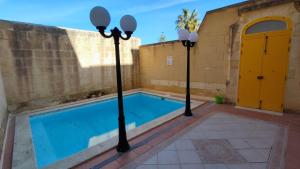 Bazén v ubytování Qala Bed&Breakfast with swimming pool - IL-Wenniessa nebo v jeho okolí