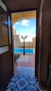 Bazén v ubytování Qala Bed&Breakfast with swimming pool - IL-Wenniessa nebo v jeho okolí